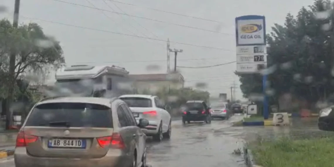 Fundjava sërish me trafik në Elbasan  moti me shi pa ndikim në fluksin e mjeteve