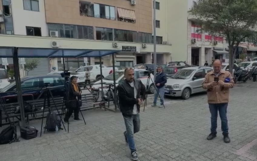 Biznesmeni Endri Meksi paraqitet në Prokurorinë e Posaçme (VIDEO)