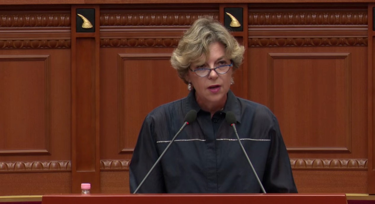 Ministja Evis Sala  Shëndetësia s mund të nxihet për disa kreditë politike  po punojmë ndërsa garantojmë vazhdimësinë e shërbimit