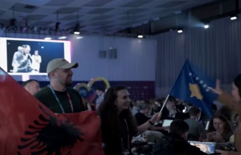 VIDEO/ Incident në Eurovision, delegacioni serb tenton të heqë flamurin e Kosovës
