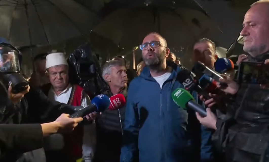  Pse bllokoni rrugën    Bardhi debat me efektivët  Shkoni arrestoni Ballukun dhe Ramën  ata që kanë vjedhur