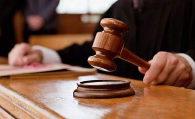 Plagosi policin në Berat/ Gjykata lë në burg 45-vjeçarin Zamir Skënderi