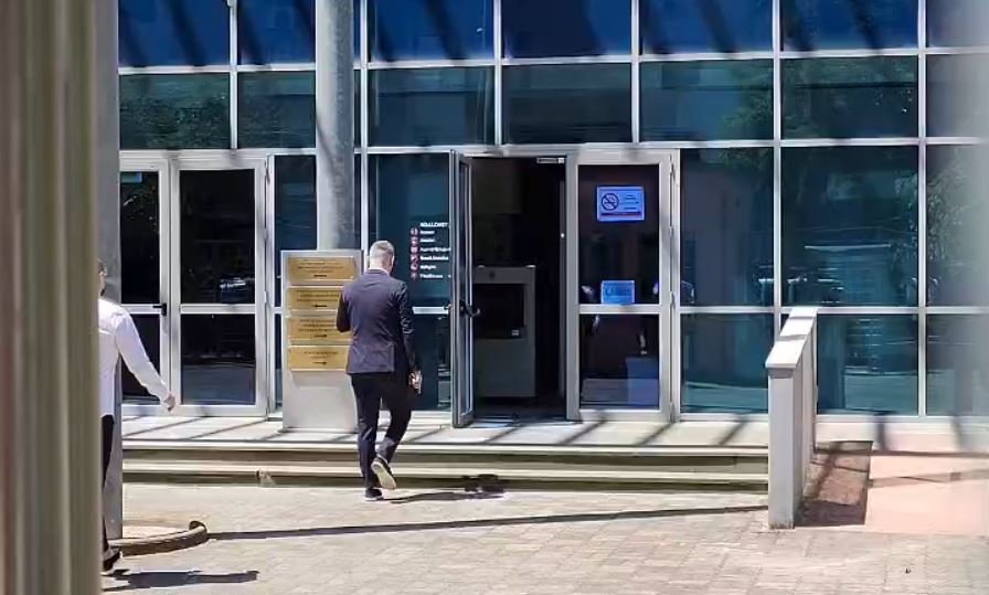 Të akuzuar për tenderin e tunelit të Llogarasë  Ish vartësit e Ballukut  Gentian Gjyli dhe Erald Elezi paraqiten në GJKKO
