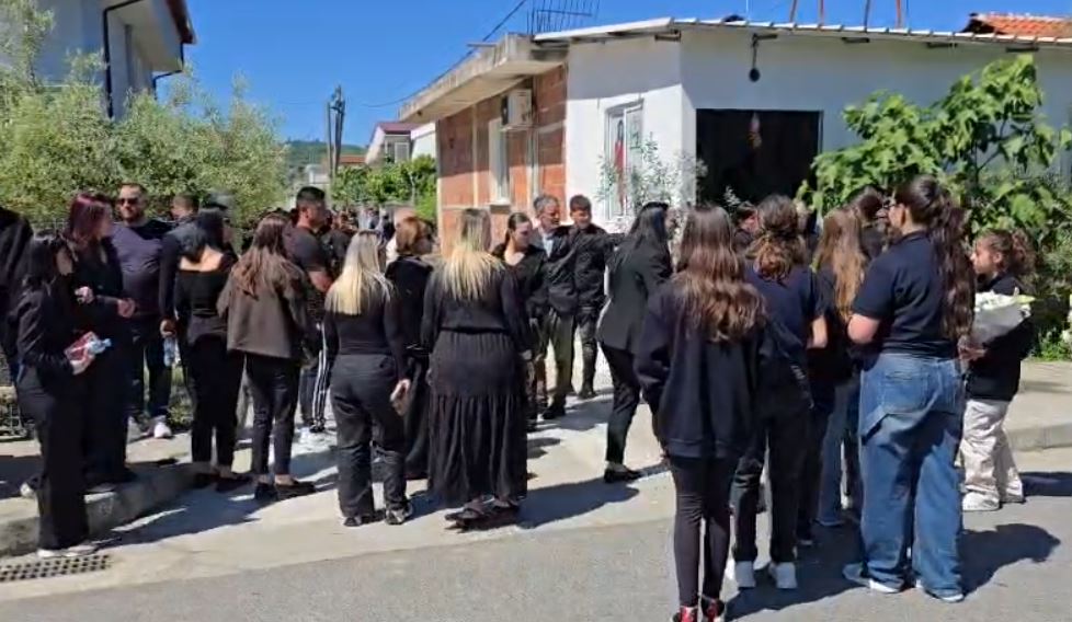 Dhimbje dhe lot në Durrës/ Homazhe për dy të miturit që u përplasën për vdekje teksa ishin duke luajtur (VIDEO)