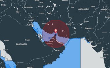 Alarm në Ngushticën e Hormuzit! Sulmohet me raketë anija tregtare