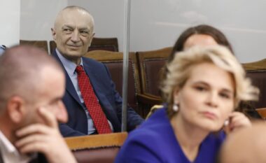 Meta shfaqet sërish pas kafazit prej xhami, nis seanca e dytë në themel në GJKKO (FOTOT)