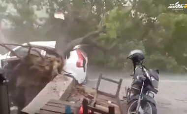 VIDEO/ Stuhi me shi e breshër në Indi, mbi 100 të vdekur
