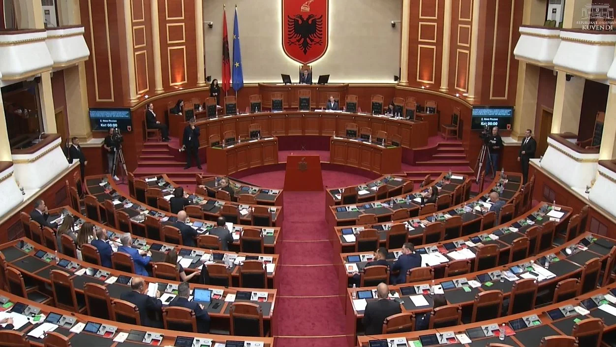 Garda ndalon deputetët e opozitës të shkojnë te sekretaria/ Bardhi e Vokshi: Ku e keni parë ju një seancë plenare të tillë, nxirrini jashtë gardistët. Peleshi: Nuk merrem me çështjet e sigurisë