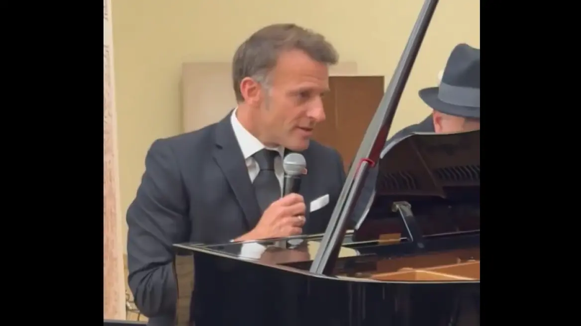 VIDEOLAJM  Emmanuel Macron surprizon liderët gjatë samitit të Komunitetit Politik  këndon  La Boheme   Në bateri e shoqëron kryeministri 