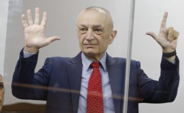 Kafazi prej xhami bëhet pengesë! “President si je?”, Meta përshëndetet me deputetët: Akustika… (VIDEO)