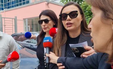 VIDEO/ Mirlinda Karçanaj del nga SPAK, pyetet për përgjegjësitë në AKSHI, avokatja e saj shtyn mikrofonat e gazetarëve: Do flasë kur të dojë…