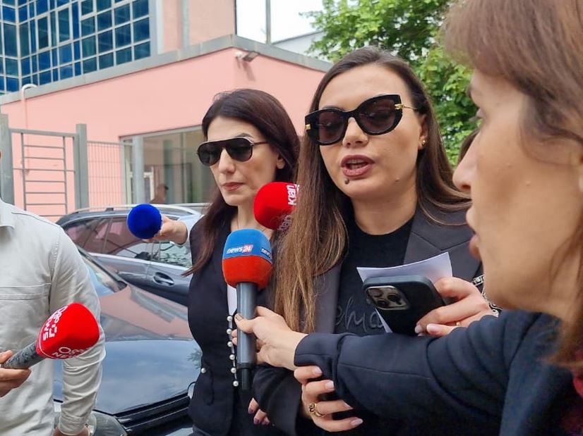 VIDEO/ Mirlinda Karçanaj del nga SPAK, pyetet për përgjegjësitë në AKSHI, avokatja e saj shtyn mikrofonat e gazetarëve: Do flasë kur të dojë…