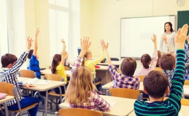 Plakja e popullsisë dhe emigracioni i të rinjve shqetësuese, 10 mijë nxënës më pak në arsimin parauniversitar në 2024-2025