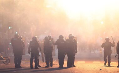 VIDEO/ Festa e çmendur në Paris për fitoren e Champions nga PSG/ Tifozët përplasen me policinë, skena lufte dhe 416 arrestime!