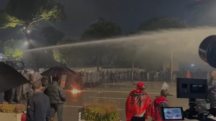 Pas molotovëve dhe fishekzjarrëve  protestuesit nisin dhe gjuajnë me gurë drejt kordonit të policisë