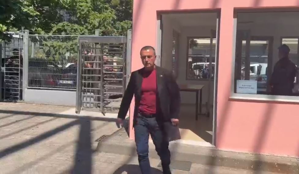 VIDEO/ Deputeti i PS, Tërmet Peçi paraqitet në ambientet e SPAK