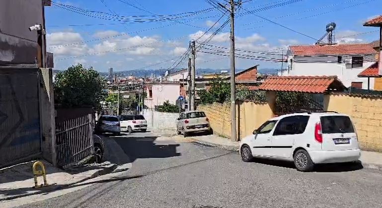 Shenja pl*mbash në Audin e zi, kjo është makina e 31-vjeçarit që ishte ‘shënjestra’ e atentatit, por i plagosur mbeti efektivi (FOTO)
