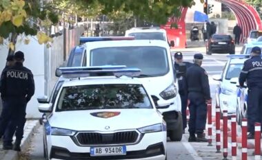 Objekti i dyshimtë pranë Ambasadës Amerikane, Policia rrethon zonën! Çfarë kishte brenda kovës së lënë në rrugë