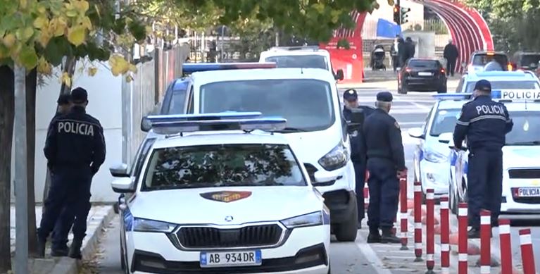 Objekti i dyshimtë pranë Ambasadës Amerikane  Policia rrethon zonën  Çfarë kishte brenda kovës së lënë në rrugë