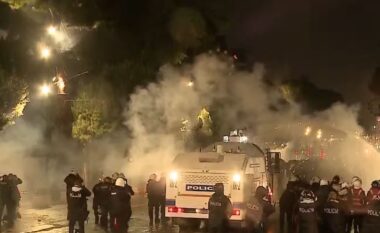 Protesta e PD-së/ Akuzohen se hodhën molotovë dhe u përplasen me policinë, 7 protestues të proceduar, mes tyre edhe një deputet