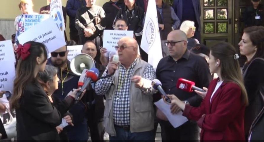 Paga më të larta, jo festë, por protestë/ Unioni i Sindikatave proteston para ministrisë së Ekonomisë: Duam siguri në punë
