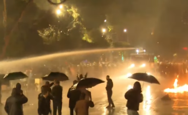 Përplasje pranë Ministrisë së Brendshme, policia nuk lejon marshimin! Hidhet ujë, gaz lotjsjellës dhe molotovë