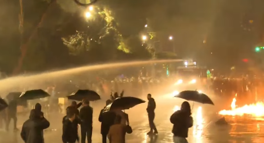 Përplasje pranë Ministrisë së Brendshme  policia nuk lejon marshimin  Hidhet ujë  gaz lotjsjellës dhe molotovë