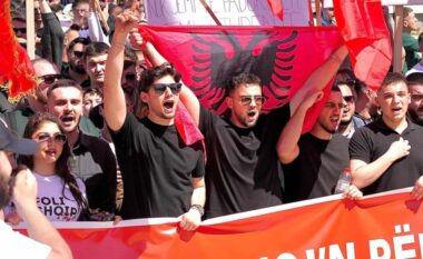 “Shqiptaria është me Shkupin”/ Studentët protestë në sheshin Skënderbej për gjuhën shqipe