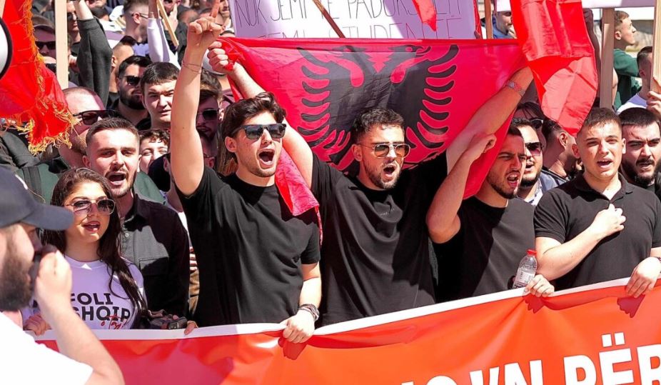  Shqiptaria është me Shkupin   Studentët protestë në sheshin Skënderbej për gjuhën shqipe