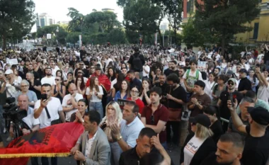 VIDEO/ Protestuesit shpërthejnë ndaj Ramës dhe Berishës: Të janë për burg