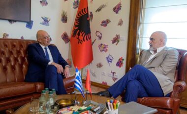 Nikos Dendias vjen në Tiranë, media në Athinë: Greqia kërkon rinisjen e negociatave me Shqipërinë për kufirin detar