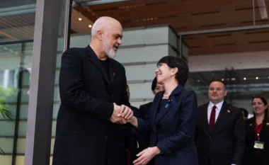 Moment i sikletshëm, Rama tenton të puthë dorën e kryeministres japoneze, Takaichi e refuzon (VIDEO)