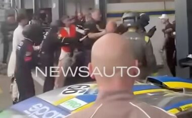 Video/ Kaos pas finishit në Misano, përleshje e egër mes inxhinierëve të ‘Lamborghinit’ dhe ‘Audi’, shkak bëhet…