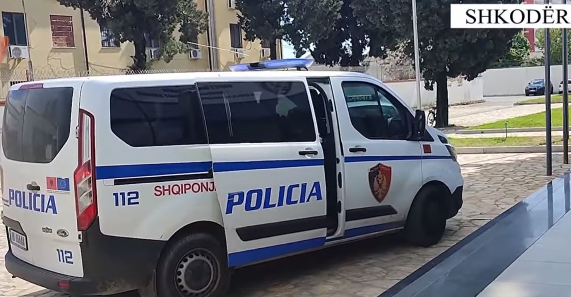 Tentoi t’i shpëtonte policisë duke vrapuar, arrestohet 19-vjeçari që mbante armë zjarri