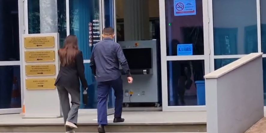 VIDEO/ Dëshmitarë në procesin ndaj anëtarëve të bandës së Laert Haxhiut, Noizy dhe babai i tij paraqiten në GJKKO