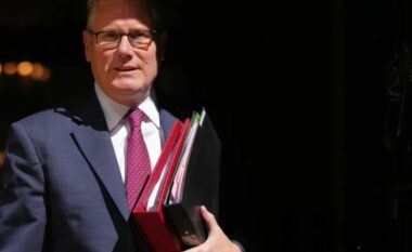 Presion ndaj Keir Starmer pas humbjes së Laburistëve në zgjedhjet lokale, fraksionet brenda partisë shqyrtojnë mundësitë e largimit të tij