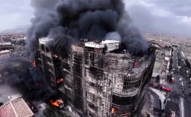 VIDEO/ Sulm në Iran, raportohet për paktën 8 viktima dhe 36 të plagosur nga zjarri në një qendër tregtare pranë Teheranit