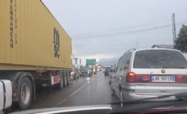 Autostrada Tiranë-Elbasan e bllokuar prej orësh, trafik i rënduar dhe radhë kilometrike automjetesh nga tuneli deri në Bradashesh