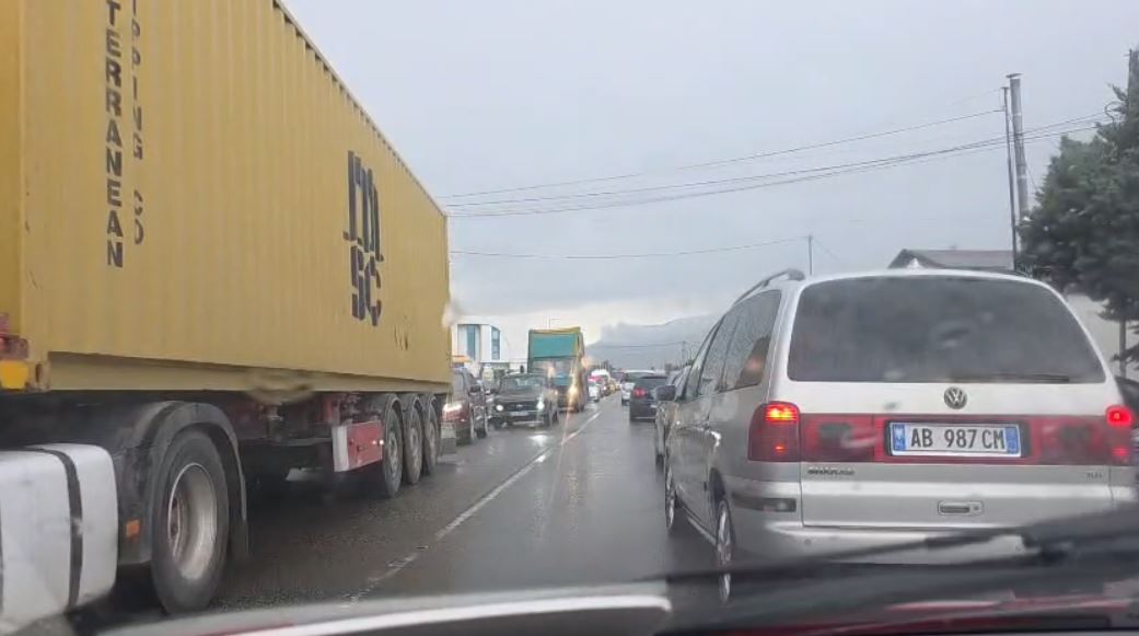 Autostrada Tiranë Elbasan e bllokuar prej orësh  trafik i rënduar dhe radhë kilometrike automjetesh nga tuneli deri në Bradashesh