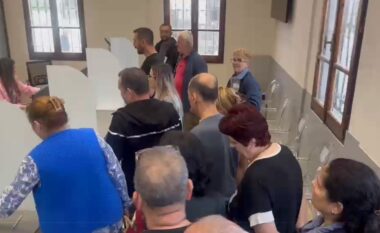 Tregtarët e Vlorës protestë në Bashki: Po humbasim miliona lekë mall, s’po na lënë të hapim dyqanet e të punojmë, kemi dëme ekonomike