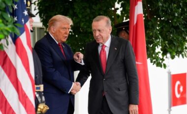 Trump telefon Erdogan, biseda me presidentin turk fokusohet te Siria, Libani dhe armëpushimi në Lindjen e Mesme