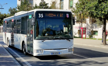 Shoqata e Transportit: Nga 1 Qershori, bileta e autobusit 30 lekë më shumë nëse paguhet me kartë