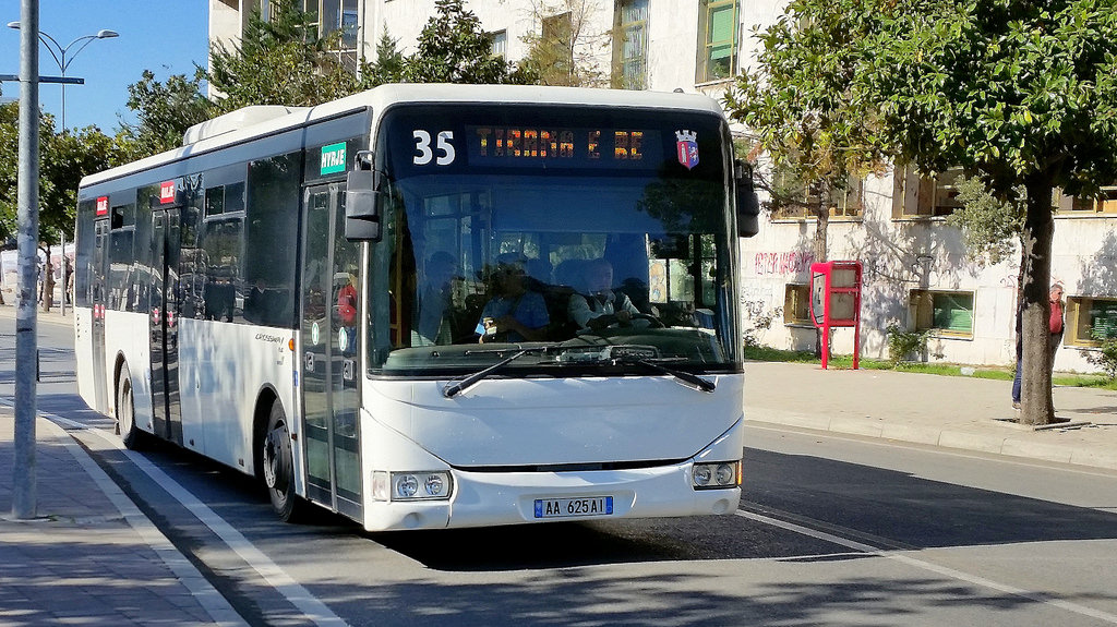 Shoqata e Transportit: Nga 1 Qershori, bileta e autobusit 30 lekë më shumë nëse paguhet me kartë