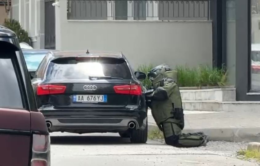 Alarm në Korçë, policia rrethon lagjen 18 pas dyshimeve për lëndë plasëse në një automjet