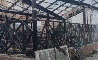 Përfshihet nga flakët tregu i fruta-perimeve në Lushnje, ishte rikonstruktuar tre vite më parë