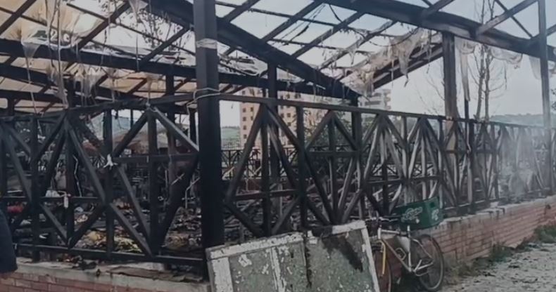 Përfshihet nga flakët tregu i fruta-perimeve në Lushnje, ishte rikonstruktuar tre vite më parë