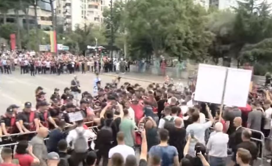 Përplasje me policinë  protestuesit heqin gardhin metalik
