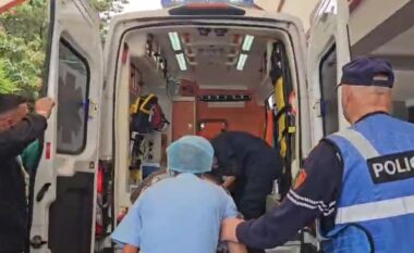 VIDEO/ Momenti kur vrasësi i policit Violand Braçellari transportohet me ambulancë nga spitali i Korçës, të afërmit e viktimës e shajnë të revoltuar: Çfarë i bëre, o pis…