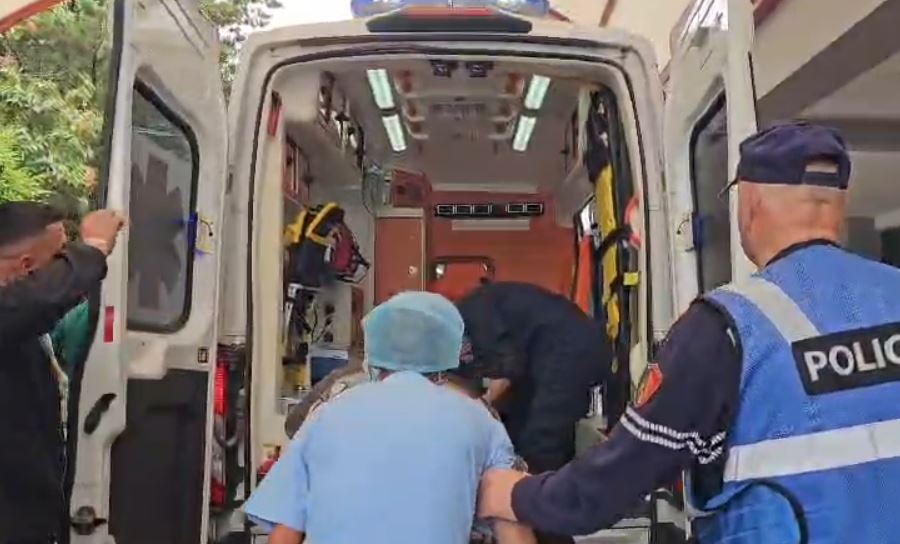 VIDEO  Momenti kur vrasësi i policit Violand Braçellari transportohet me ambulancë nga spitali i Korçës  të afërmit e viktimës e shajnë të revoltuar  Çfarë i bëre  o pis 