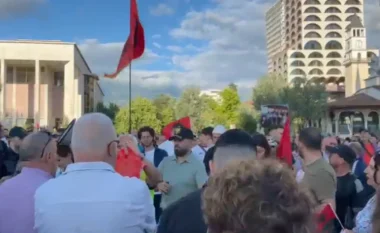 Dita e pestë e protestës për Zvërnecin, qytetarët mblidhen në sheshin “Skënderbej”: Mirëpresim të gjithë ata që janë braktisur nga PS dhe PD